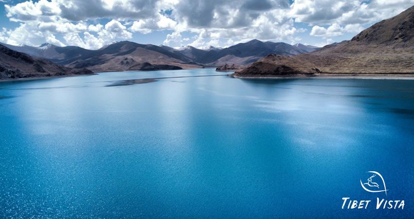 Admire turquoise Yamdrok Lake on the way from Lhasa to Shigatse