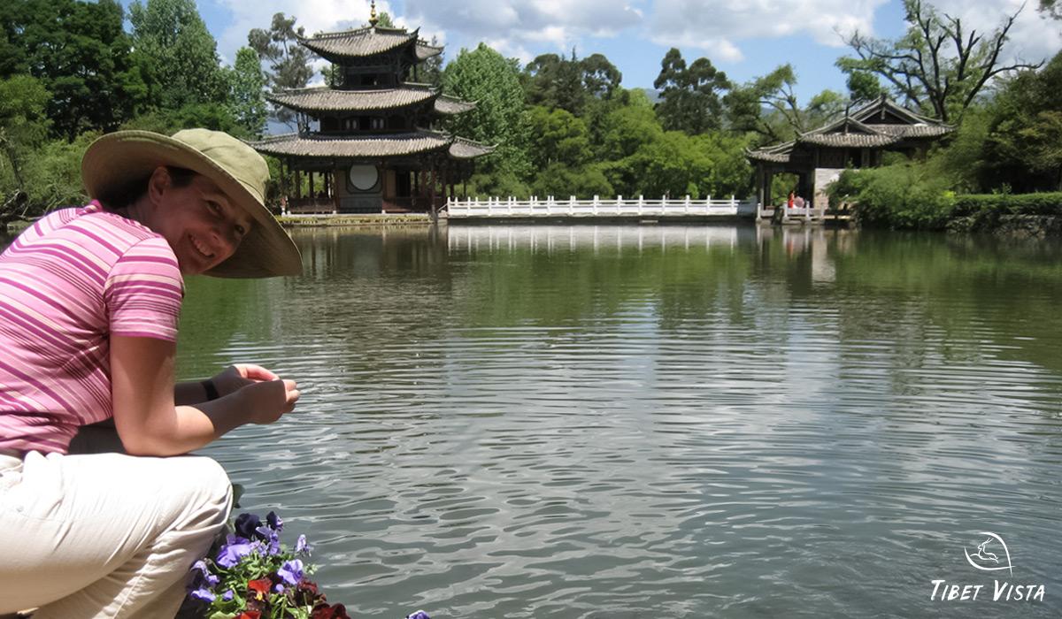 enjoy enchanting view in lijiang old town