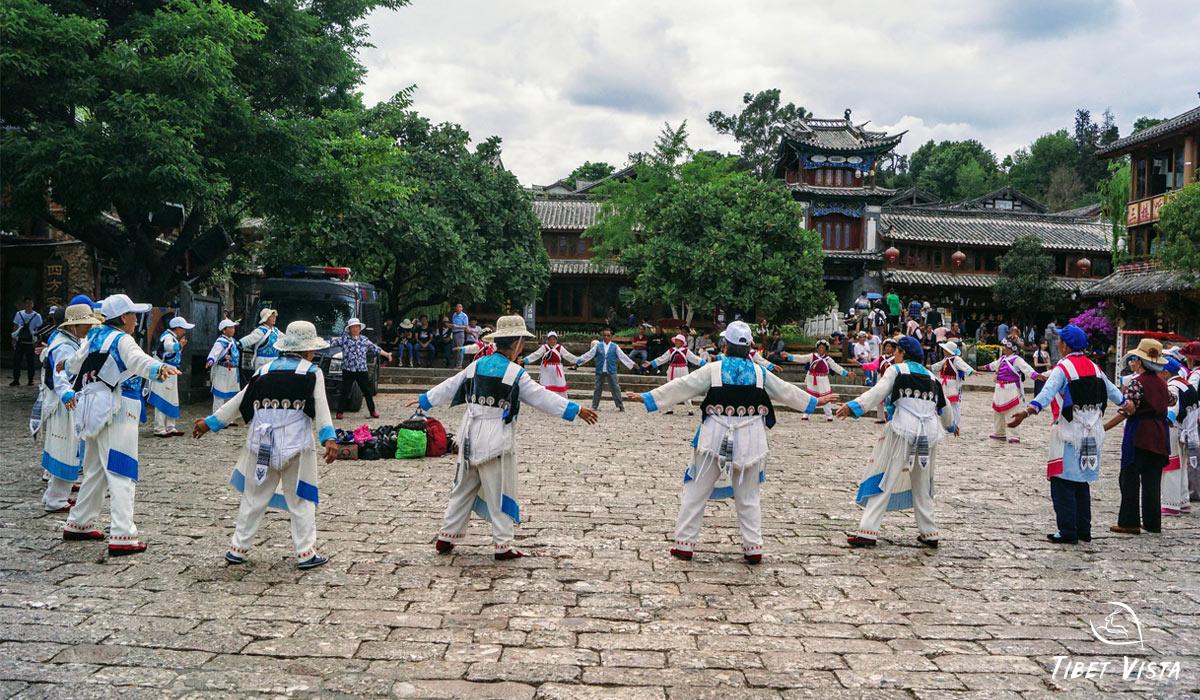 enjoy locals dance in lijiang old town