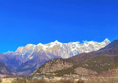 Traveler photo: Under the azure skies of Nyingchi, Tibet, Mount Namcha Barwa's triangular peak stands pyramid-clear. (December 2025)