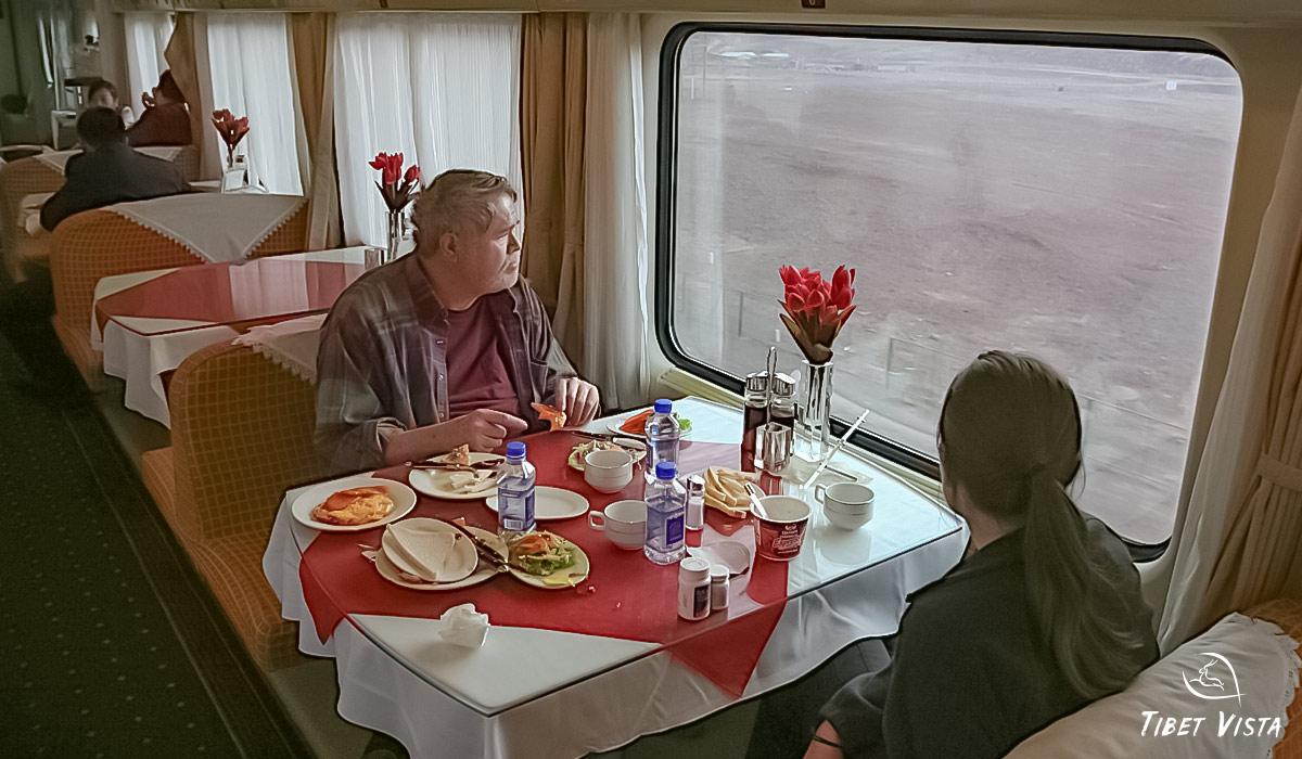 our guests enjoy dinning on xining lhasa train