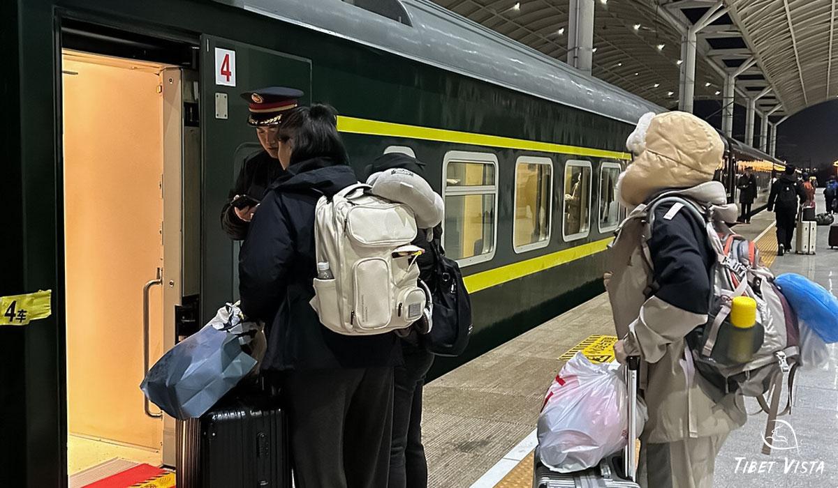 our guests board xining lhasa train