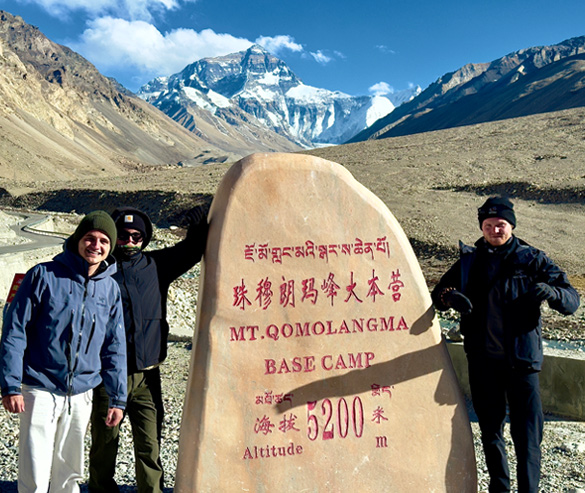 take photos with mountain everest marker in march