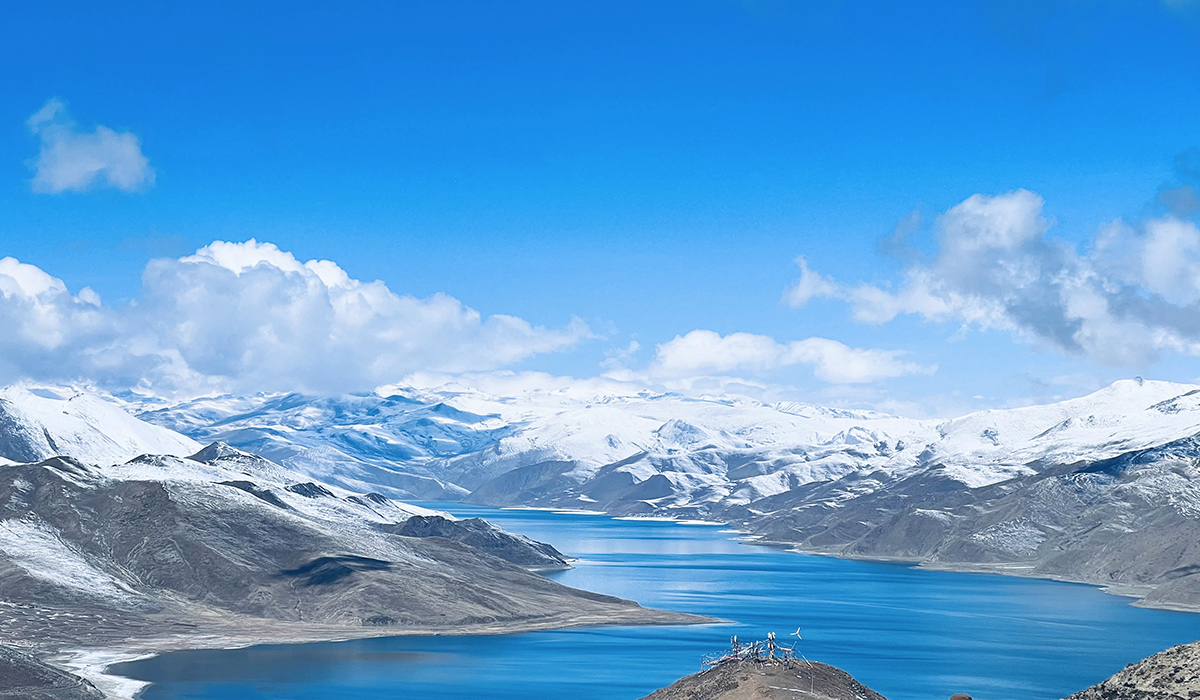 Yamdrok Lake in Winter