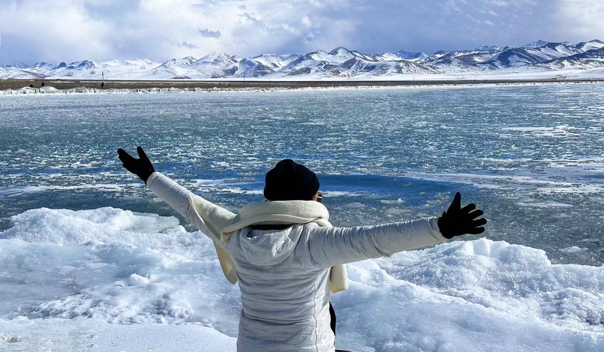 visit Tibetan lake in winter