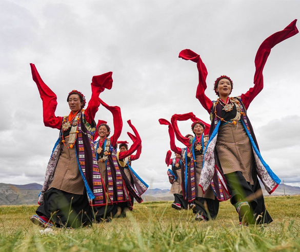 dancing performance of mt everest cultural tourism festival