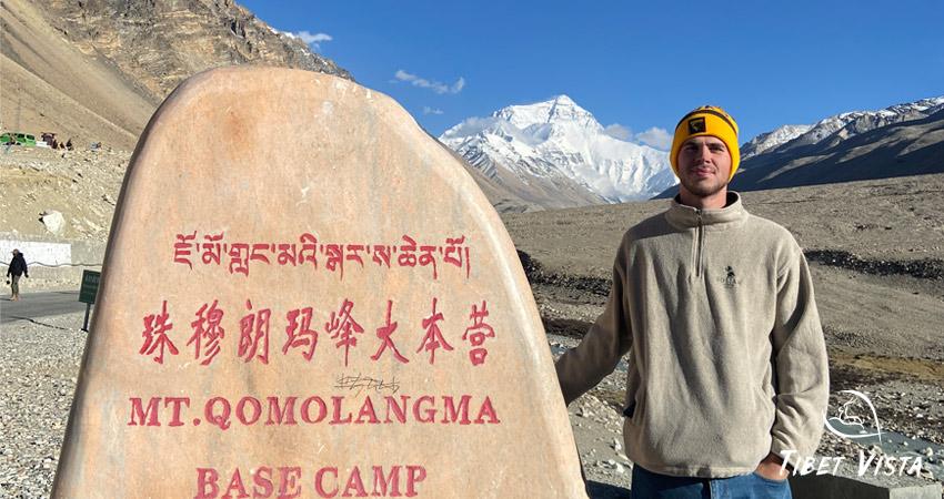 Took photos with the Mount Everest