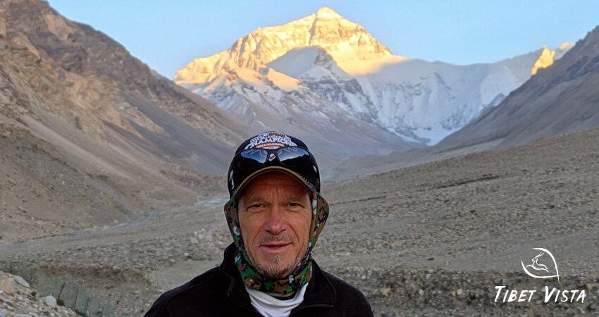 Took photos with the stunning Mt. Everest at sunrise at the Tibet EBC