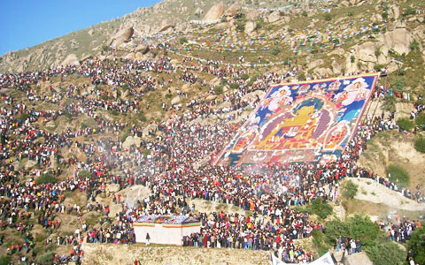Top 2 Gelugpa Monasteries to Enjoy Buddha Unfolding Ceremony in Tibet