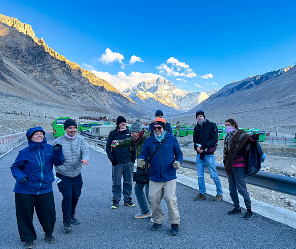 travelers danced at tibet ebc