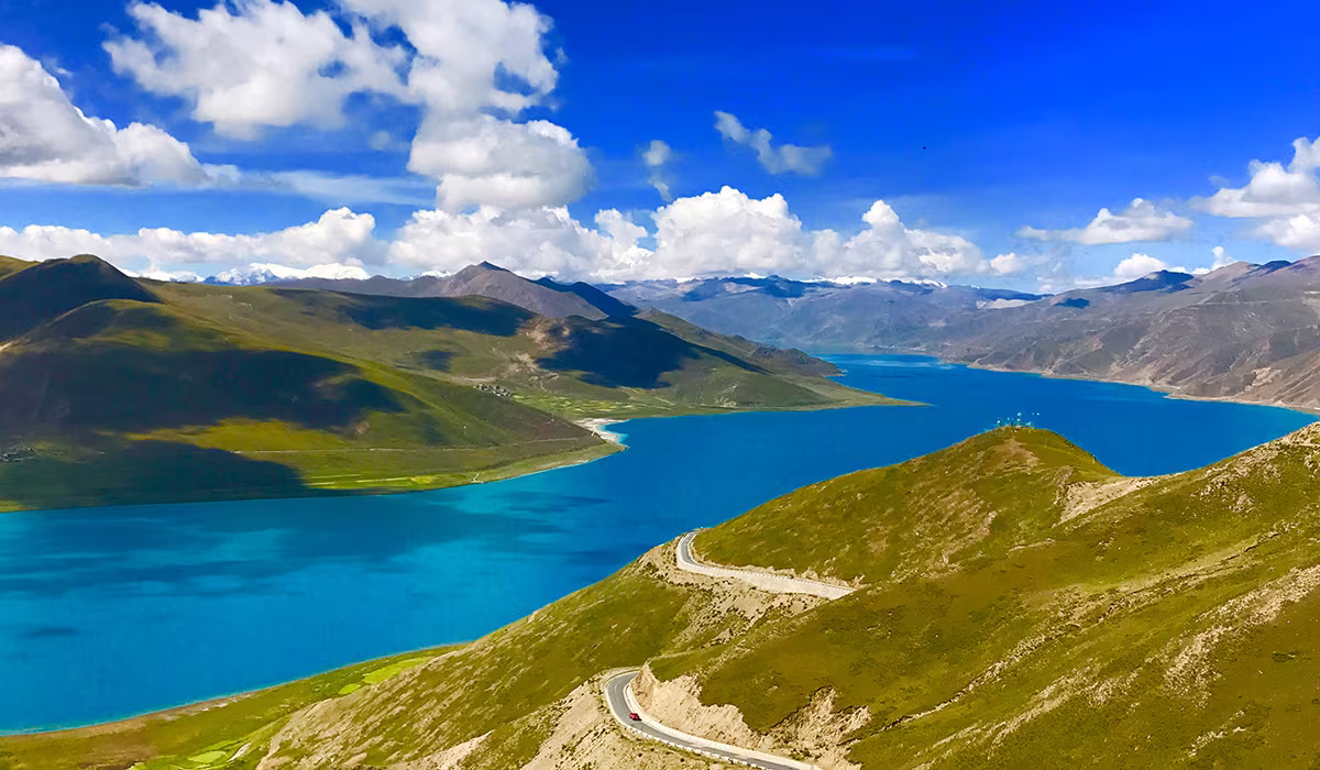Stunning View of Yamdrok Lake in Tibet